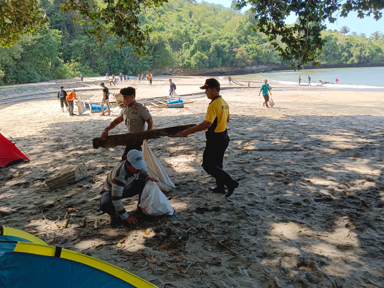 Aksi Peduli Lingkungan Polres Tulungagung Tanam Pohon dan Bersihkan Pantai bersama Persota