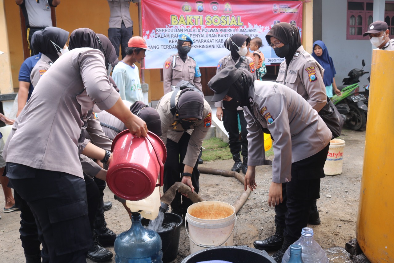 Polwan Polres Lumajang Bantu Warga Terdampak Krisis Air