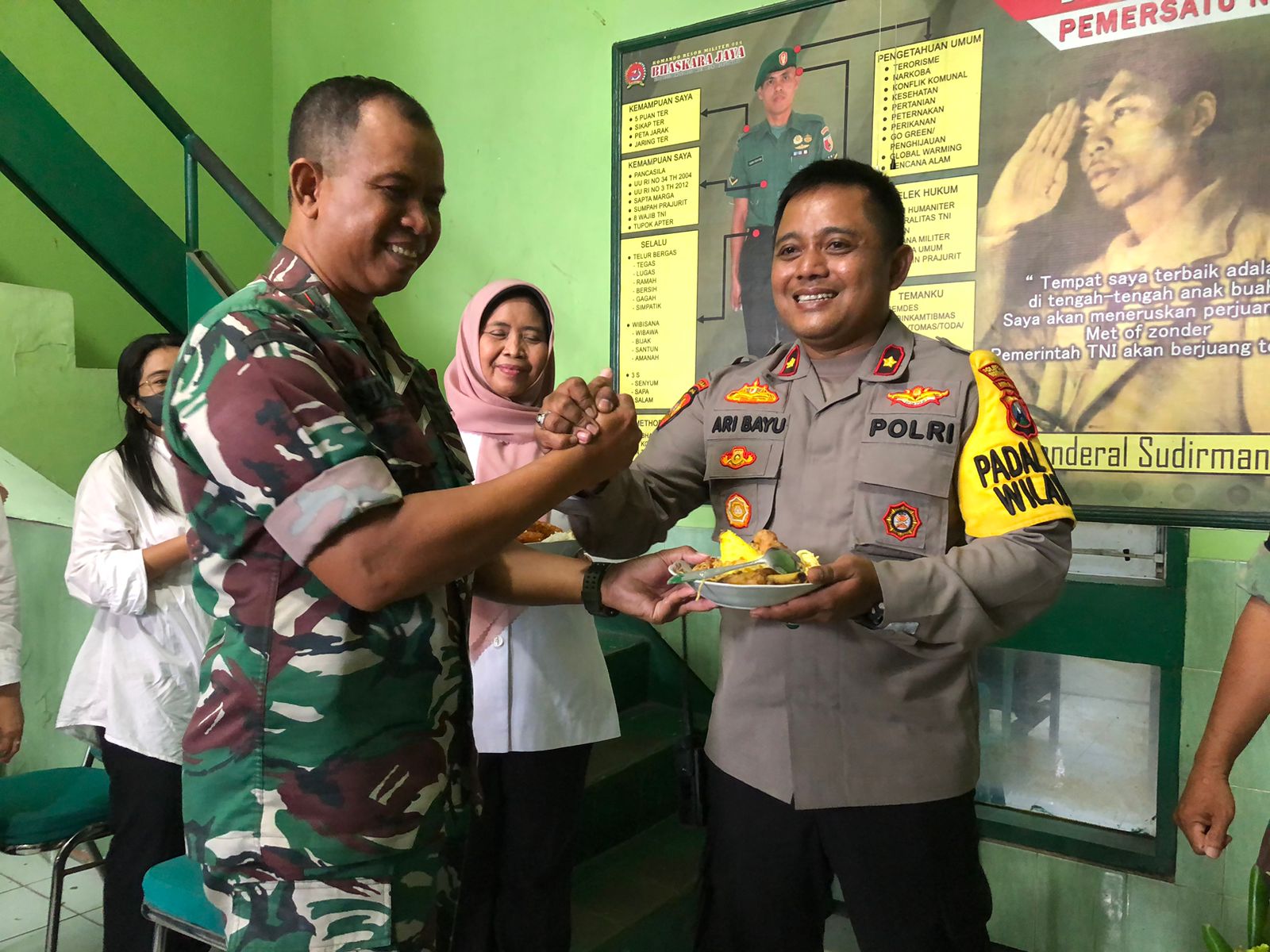 Peringati HUT TNI ke 77, Polsek Tambaksari Grebek Kantor Koramil