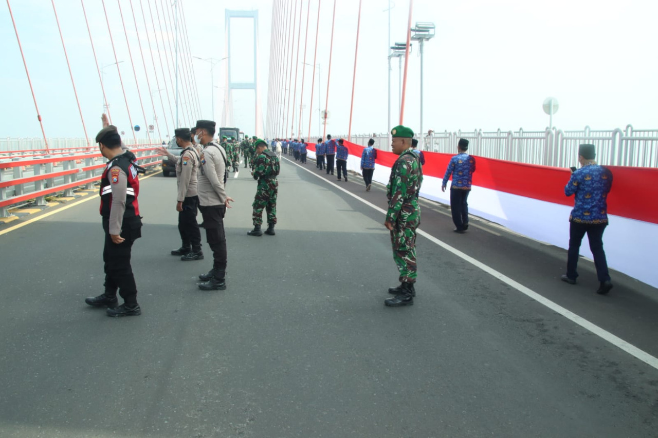 Peringati 10 November 2022, Polres Bangkalan Amankan Pembentangan Bendera Merah Putih di Suramadu