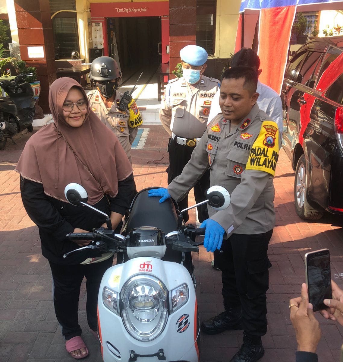 Kapolsek Tambaksari Serahkan Sepeda Motor Curian ke Pemiliknya