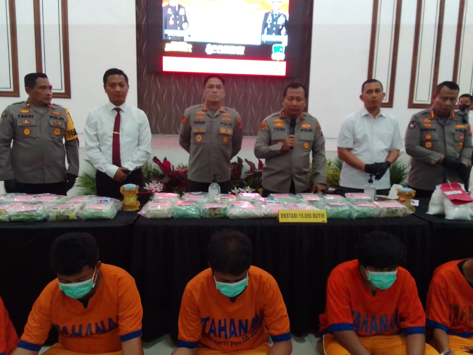 Kapolda Jatim Bersama kapolrestabes Surabaya Ungkap 36 kg. Sabu  dan  15,056 butir Ekstasi serta Amankan 7 Pengedar Narkoba, Jaringan Internasional