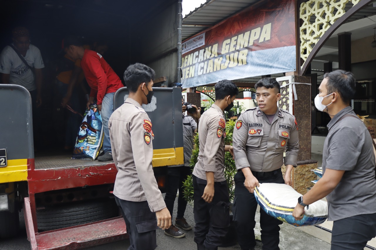 Polres Tanjung Perak Kirim Sembako untuk Warga Terdampak Gempa Cianjur