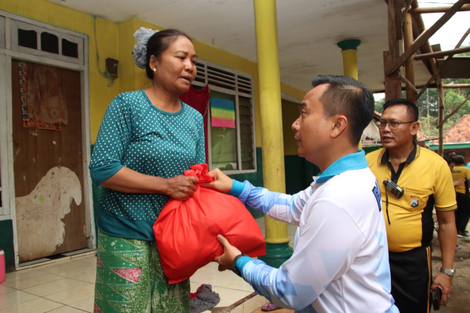 Kapolres Bangkalan, Beri Bantuan Sembako Kepada Korban Bencana Angin Puting Beliung