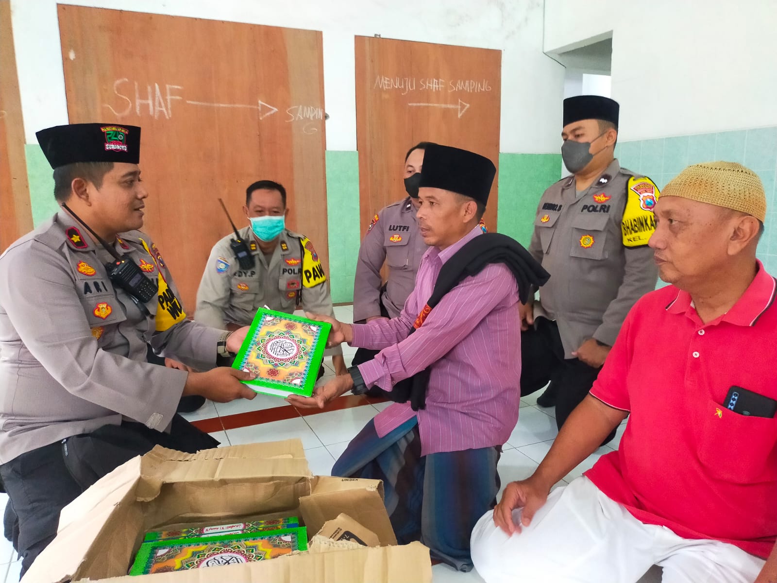 Kapolsek Tambaksari Berikan Bantuan Kita Suci Al-Qur’an ke Masjid Al-Muchlisin