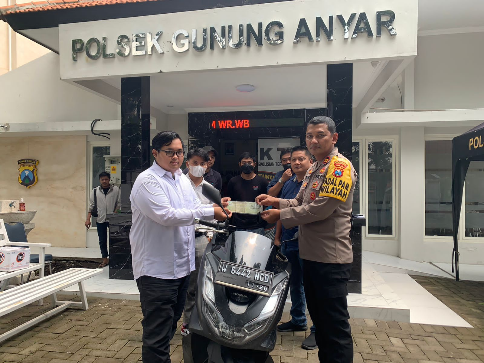 Kapolsek Gunung Anyar Serahkan Sepeda Motor Curian ke Pemiliknya