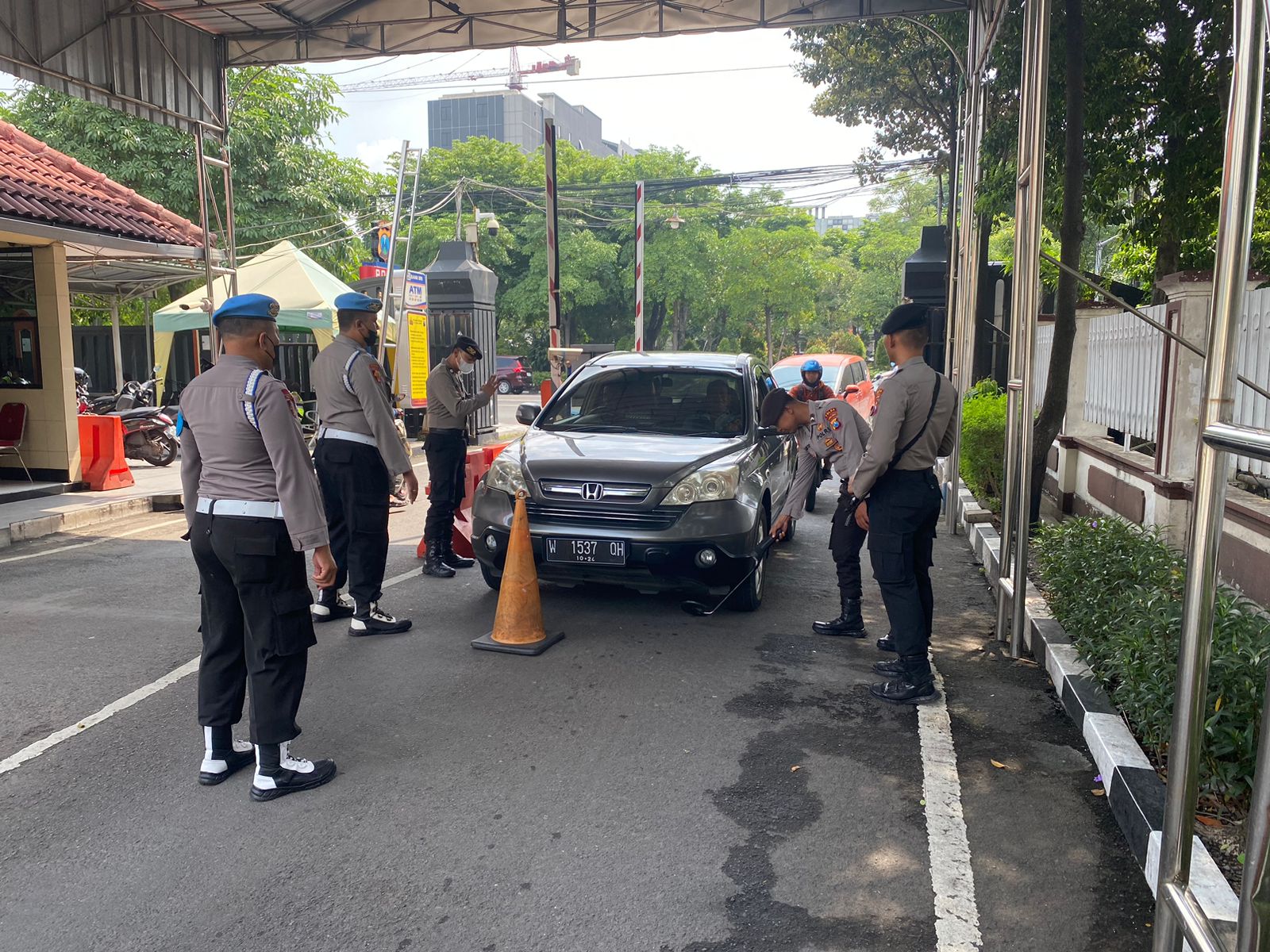 Polda Jatim Tingkatkan Penjagaan Pasca Ledakan Bom Bunuh Diri di Bandung