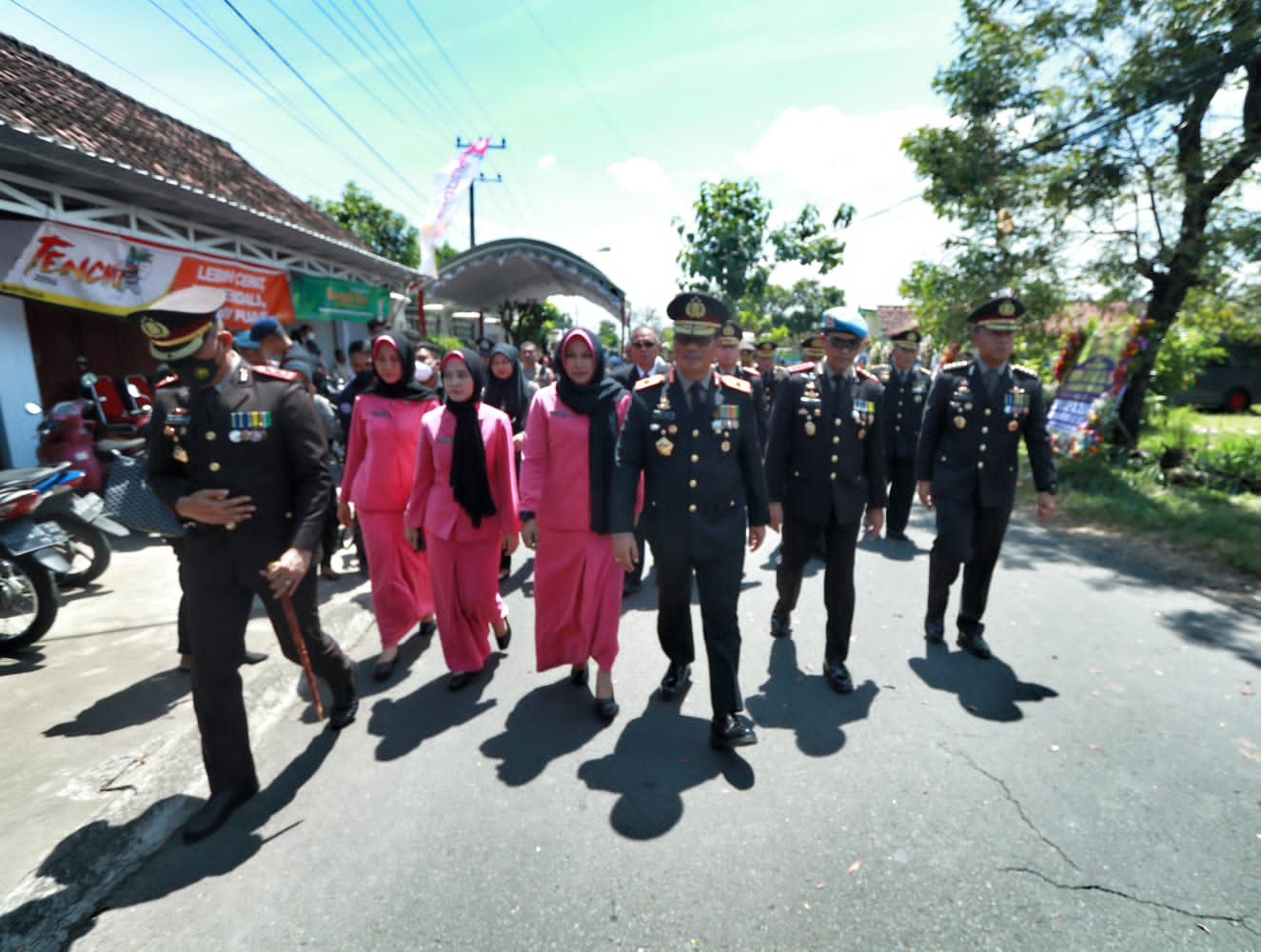 Beri Penghormatan Terakhir, Kapolda Jatim Pimpin Upacara Pemberangkatan Jenazah Alm Dansat Brimob