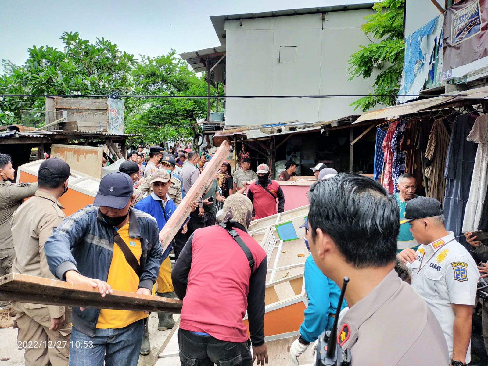 Tiga Pilar Kecamatan Simokerto Kembali Tertibkan Pagupon Merpati Rangkah