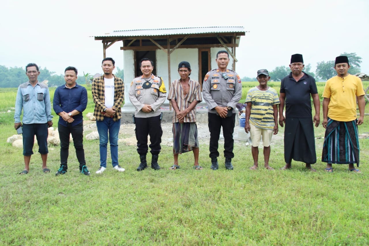 Kapolres Bangkalan Beri Bantuan Bedah Rumah Warga Tanah Merah yang Sebatang Kara