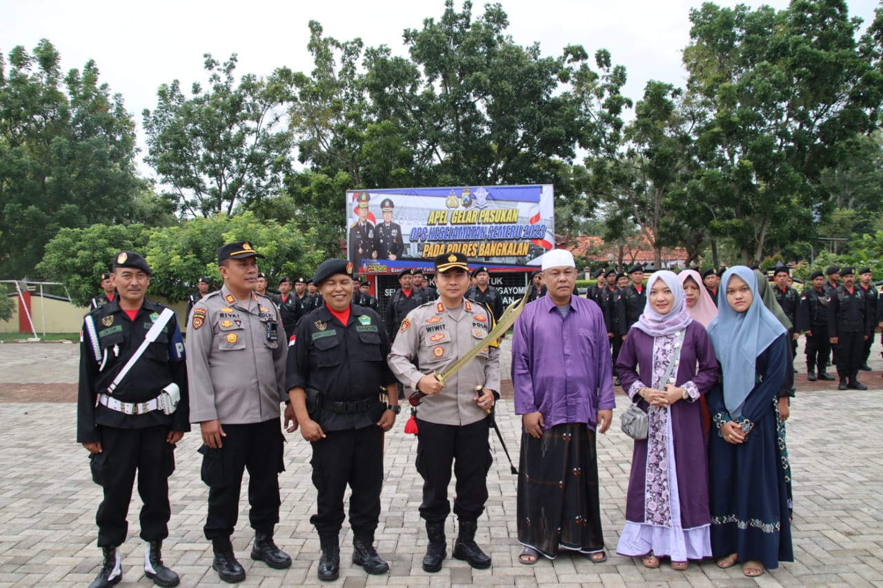 Sukseskan Harlah 1 Abad NU, GP Ansor Arosbaya Bawa Pedang Lapis Emas Sebagai Cinderamata Untuk Kapolres Bangkalan