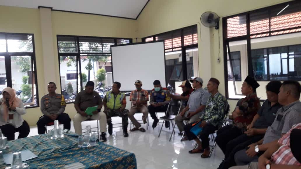 Gelar Forum Duduk Bersama di Kantor Kelurahan Kedung Baruk, Warga Pertanyakan Dana CSR Untuk Pemakaman