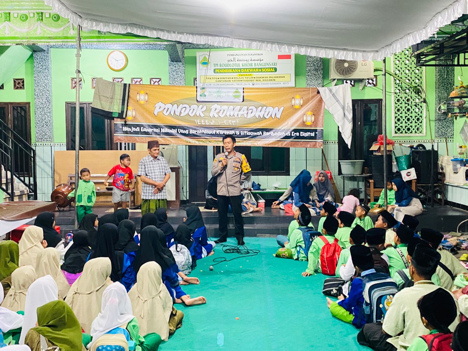 Kapolsek Krembangan Berikan Pesan Positif Usai Sholat Taraweh di TPQ Roudlotul Khoir