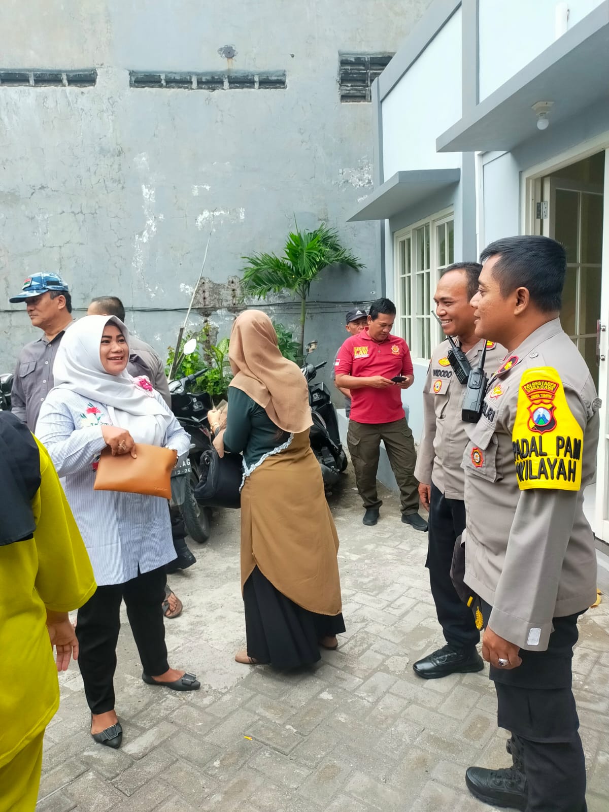 Pimpin Patroli Sambang, Kapolsek Tambaksari Dengarkan Curhatan Warga