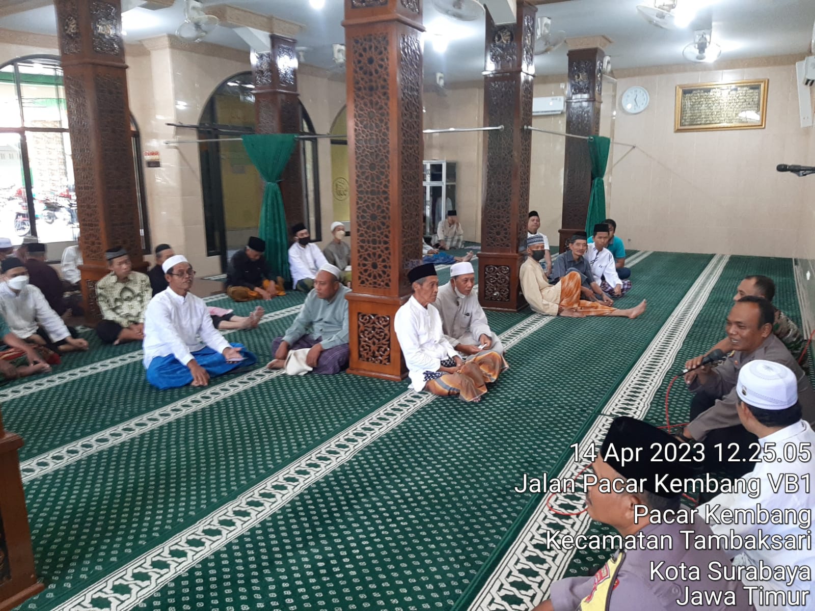 Polsek Tambaksari Gelar Jum’at Curhat Rutin di Masjid At-Taqwa