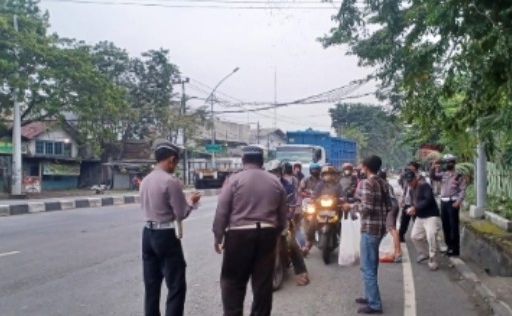 Kolaborasi Apik Bersama Media, Unit Lantas Polsek Krembangan Bagi-Bagi Takjil