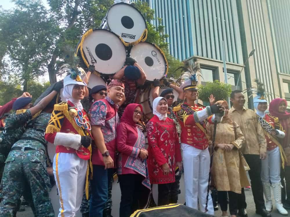 Ribuan Masyarakat Antusias Menyaksikan Surabaya Vaganza & Parade Bunga