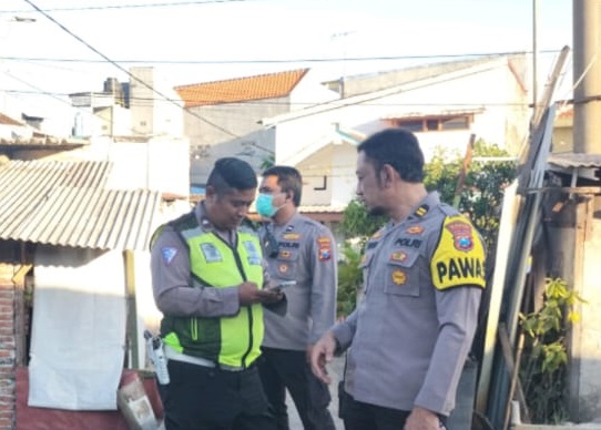 Polsek Tambaksari Patroli Rutin Bersama 3 Pilar, Antisipasi Judi Burung Merpati di Jl. Gubeng Masjid