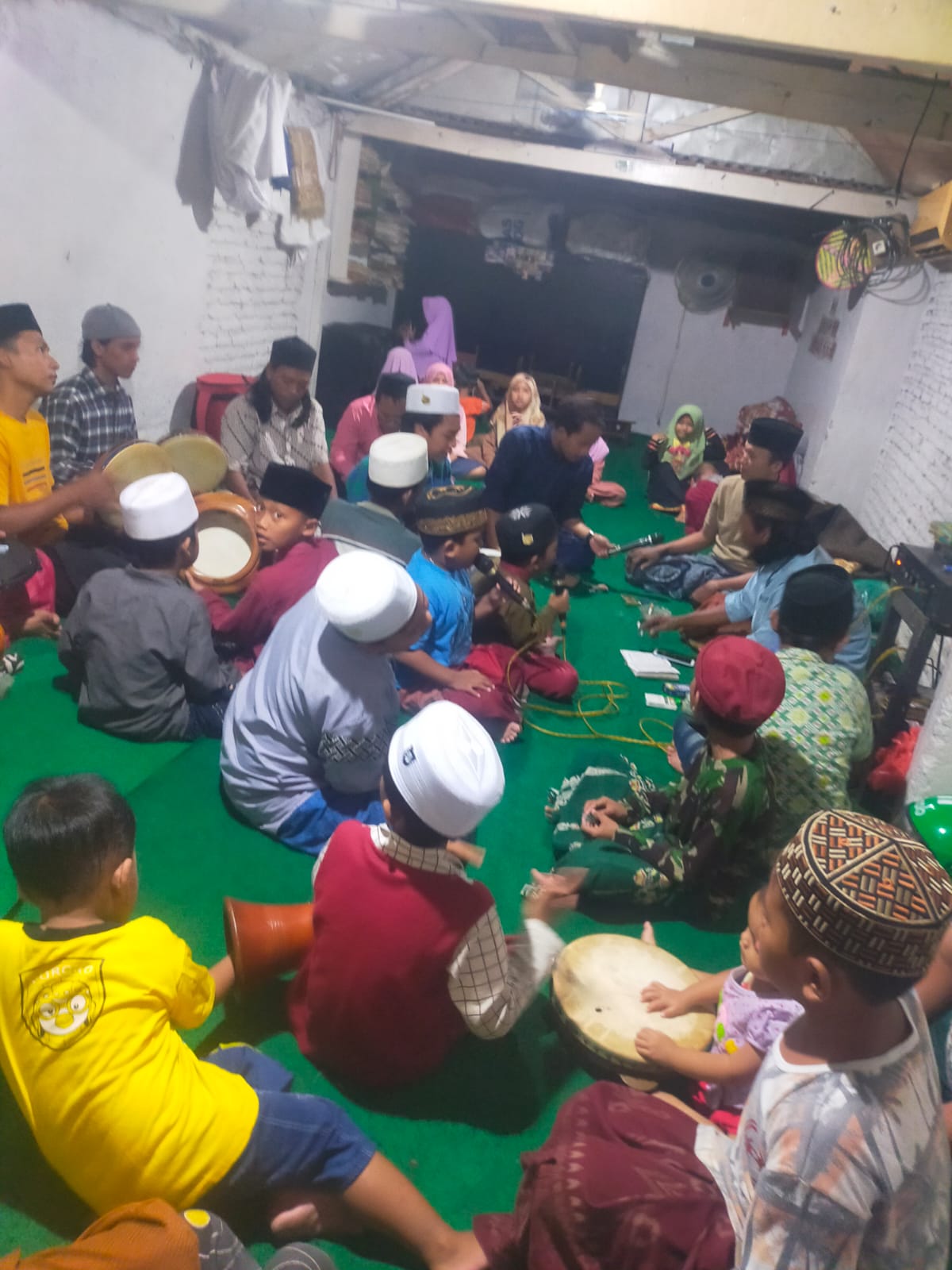 Langgar Miftahul Ulum Ajak Semua Santrinya Selalu Bersolawat