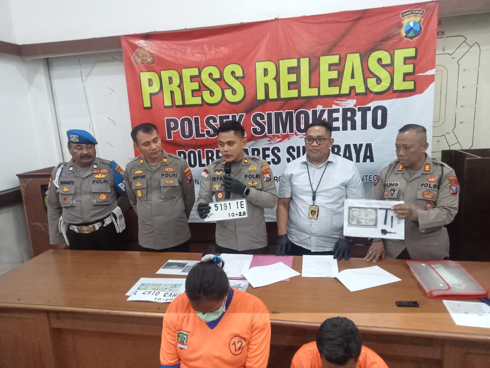 Menyamar Menjadi Penjual Pentol, Anggota Polsek Simokerto Tangkap Pasangan Pasutri Spesialis Curanmor