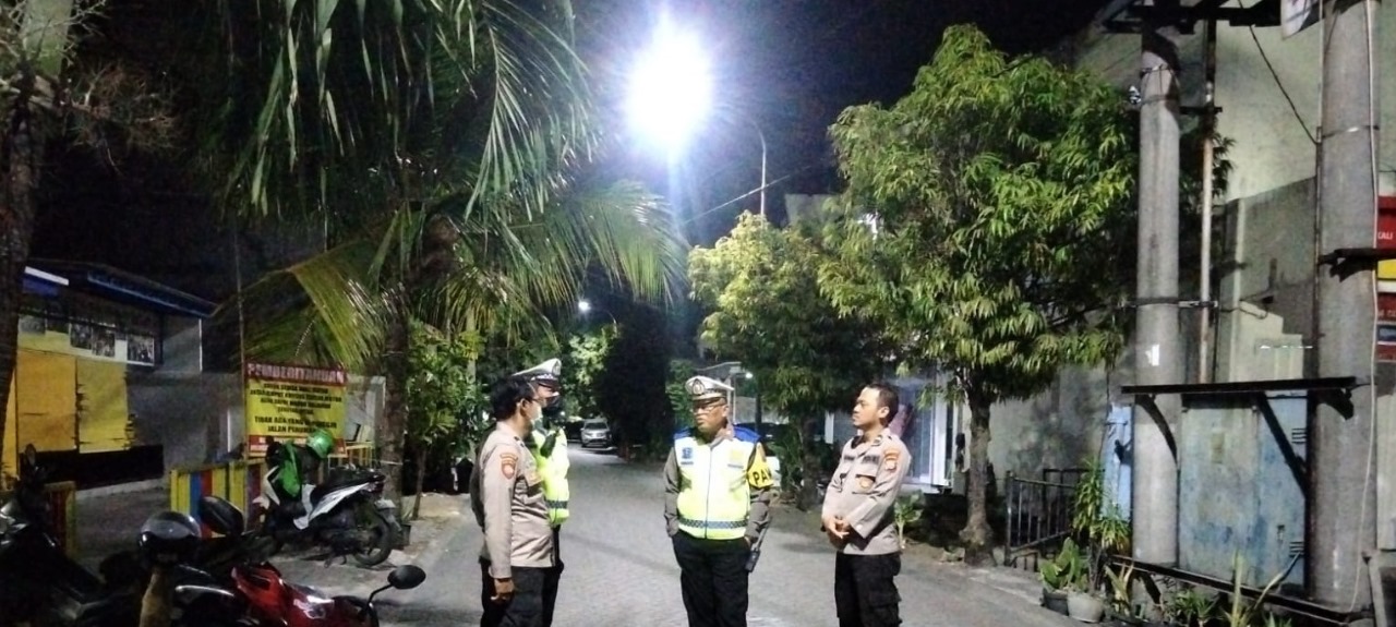 Menjelang Malam Hari, Polsek Tambaksari Laksanakan Patroli di Vila Kalijudan