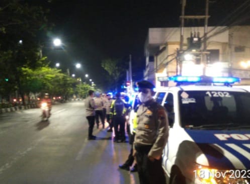 Antisipasi Aksi Kriminalitas Malam Hari, Polsek Tambaksari Lakukan Patroli di Jl. Kedung Cowet