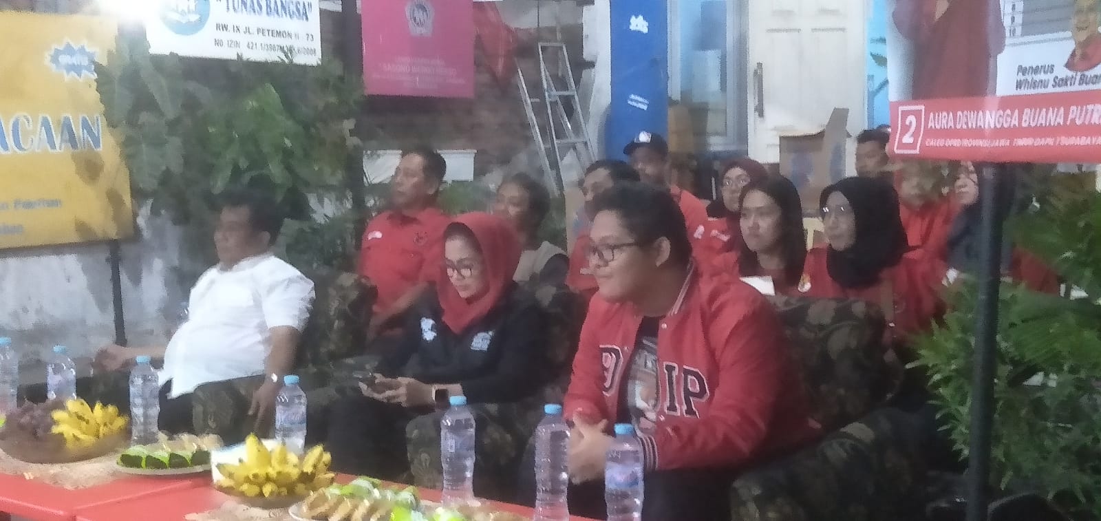 Caleg PDIP sambangi warga Petemon Surabaya