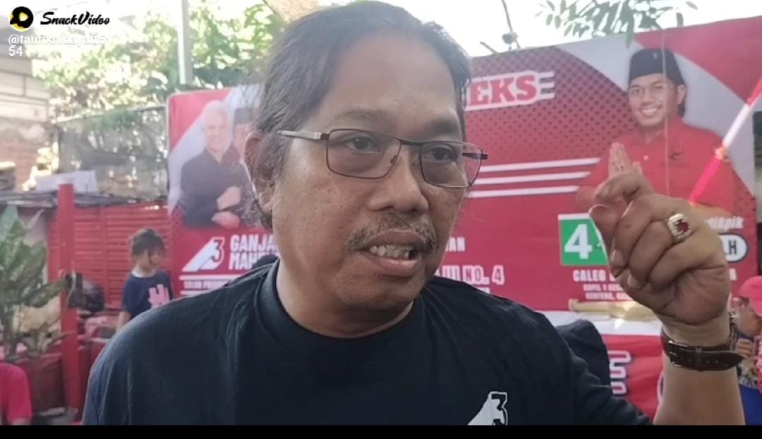 Calek DPRD Budi Laksono, Bagikan Kaos di pasar Dupak dan Pasar PPI