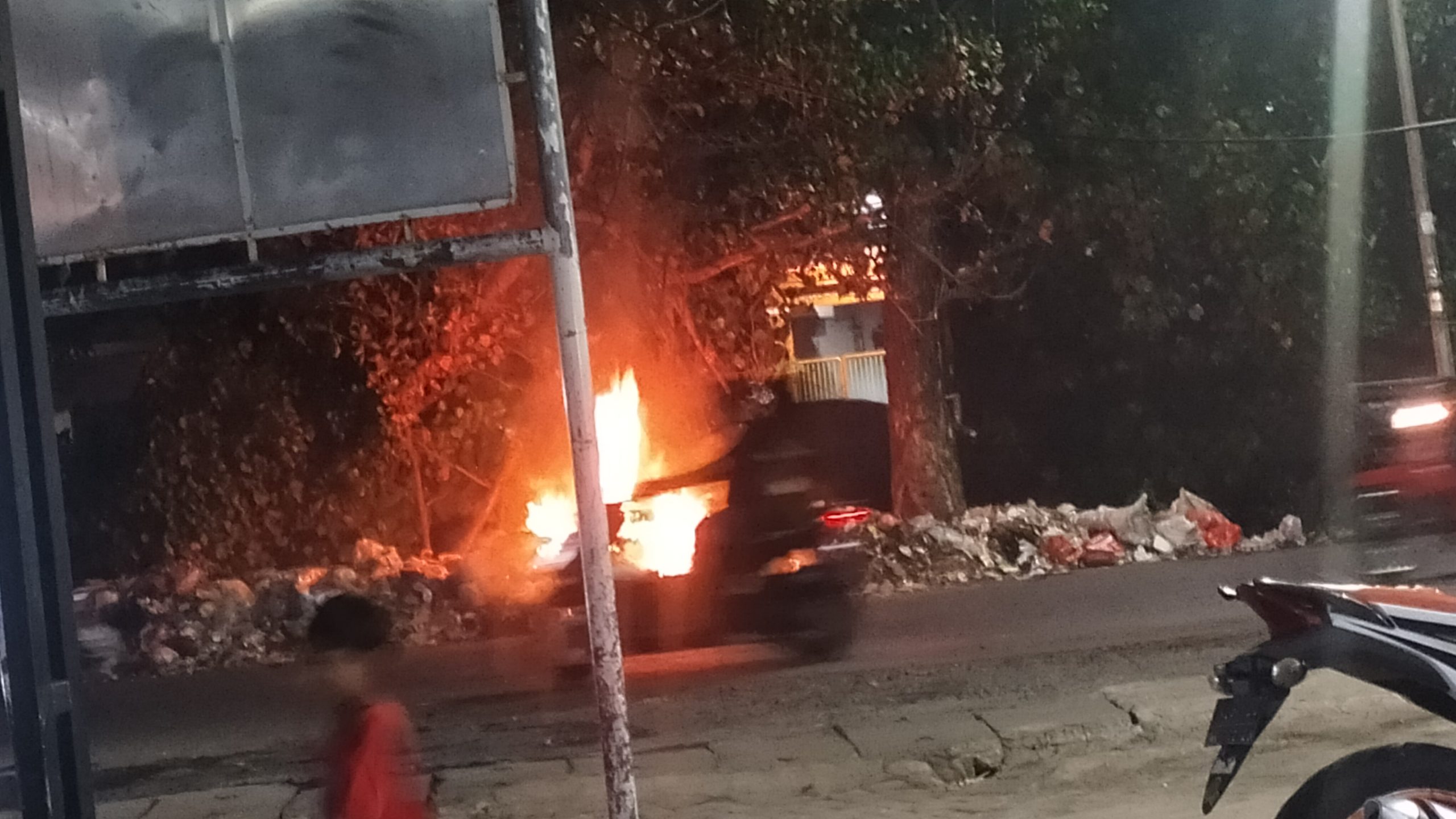 Jadi Tontonan Tidak Sedap, Sampah Menumpuk di Pinggir Kali Jalan Tanah Merah Dibakar Warga