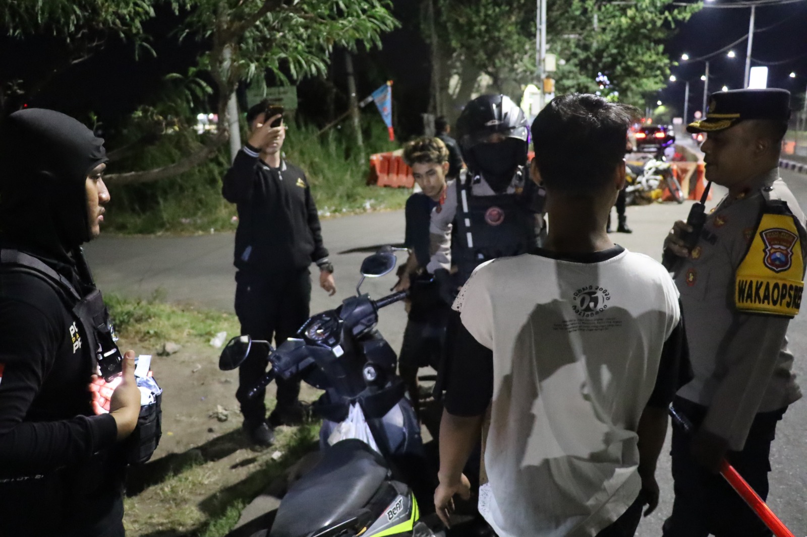 Cegah Terjadinya Kejahatan di Malam Hari, Polres Pelabuhan Tg Perak Gelar Patroli Skala Besar