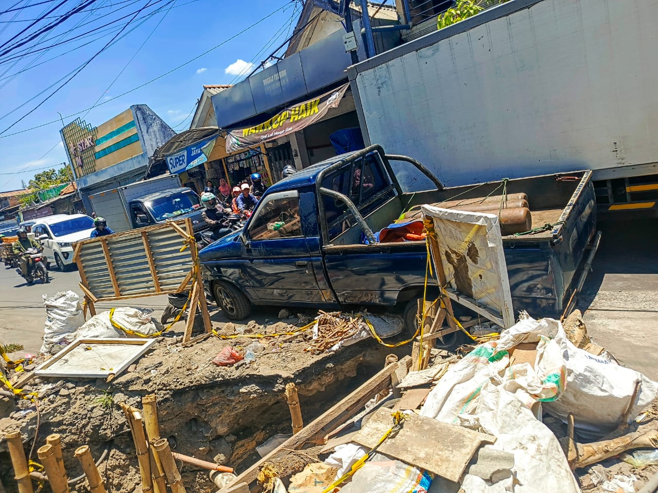 Bekas Pembangunan Gorong Gorong di Simo Gunung Mengakibatkan Laka Tunggal Mobil Pick Up