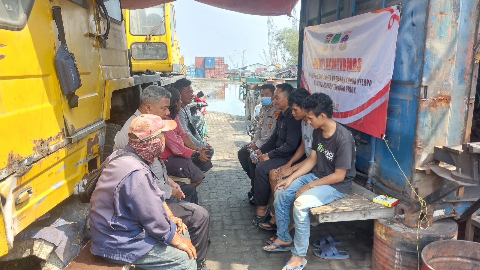 Interaksi Positif Ngopi Kamtibmas Pos Satkamling Polsek Kawasan Sunda Kelapa