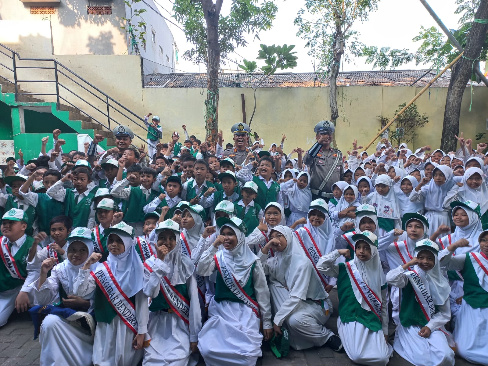 Polsek Kawasan Kali Baru Goes to School Imbau Tertib Berlalu Lintas dan Cegah Tawuran