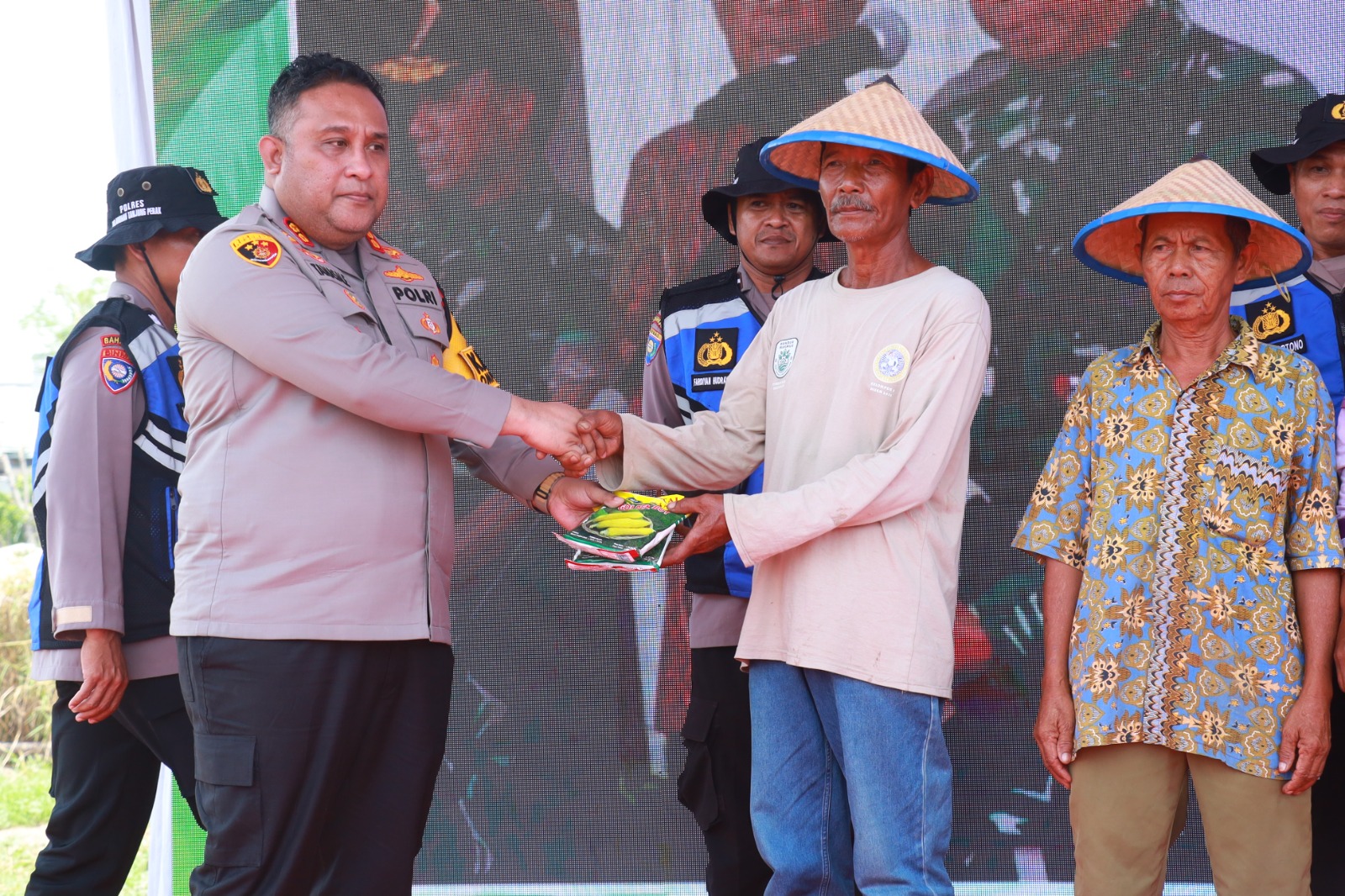 Dukung Ketahanan Pangan Kapolres Pelabuhan Tg Perak Pimpin Penanaman Jagung di Tambak Wedi Surabaya