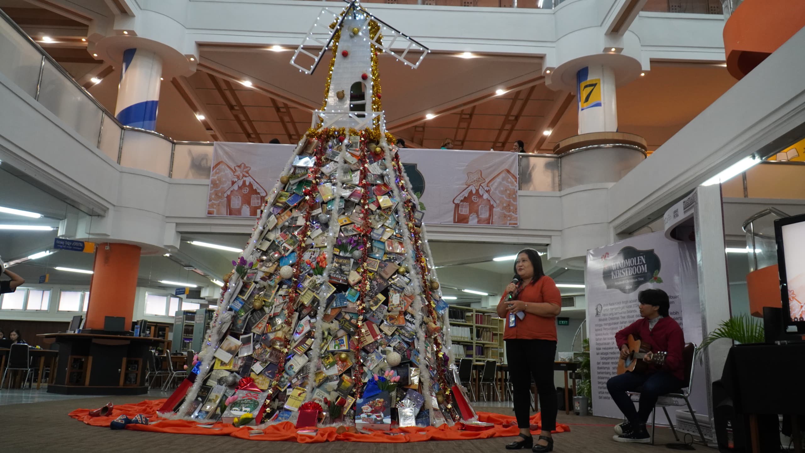 Sambut Natal 2024 Perpustakaan UK Petra Surabaya Pajang Pohon Natal dari Buku Setinggi Tujuh Meter