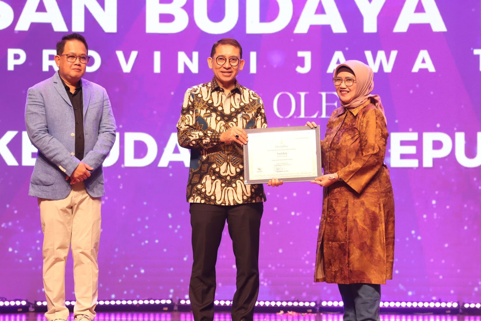 Mentri Kebudayaan Serahkan Sertifikat 13 Karya Budaya Jatim sebagai WBTb Tahun 2024