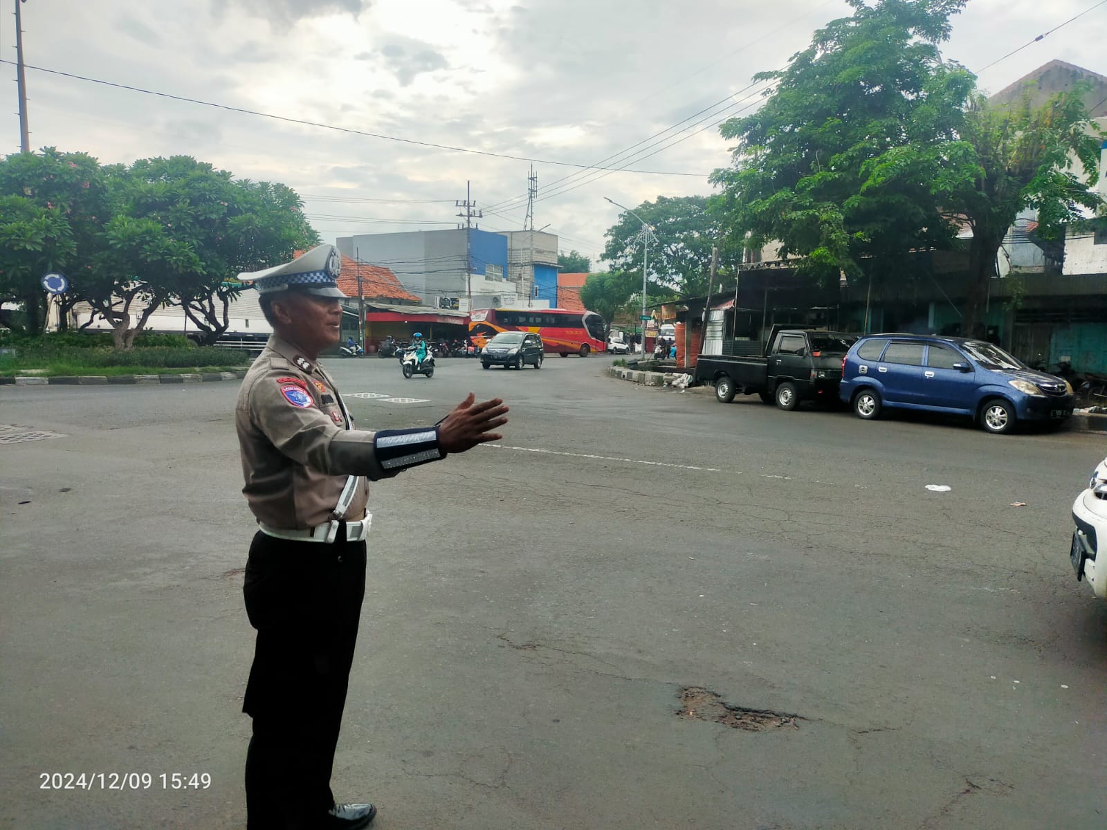 Ciptakan Kamseltibcar Lantas, Anggota Satlantas Polres Tanjung Perak Pantau dan Atur Lalu Lintas