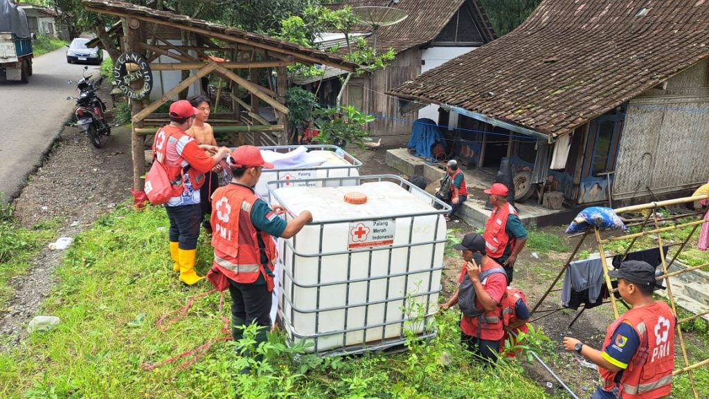 Relawan PMI Jember Ikut Penuhi Kebutuhan Air Bersih Usai Banjir Bandang