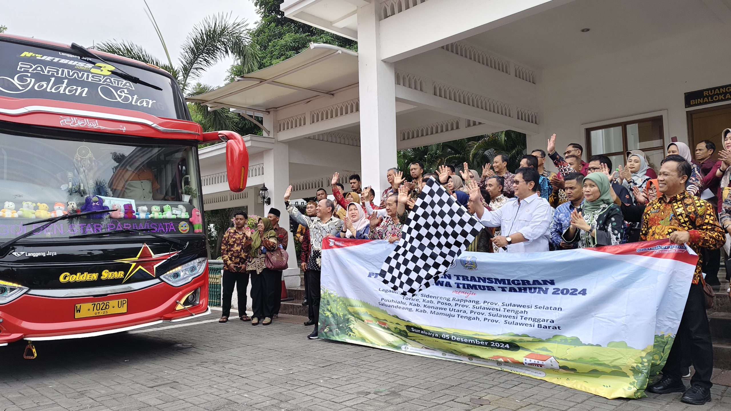 Wamentrans RI Melepas 16 KK Calon Transmigran dari Jawa Timur ke Sulawesi