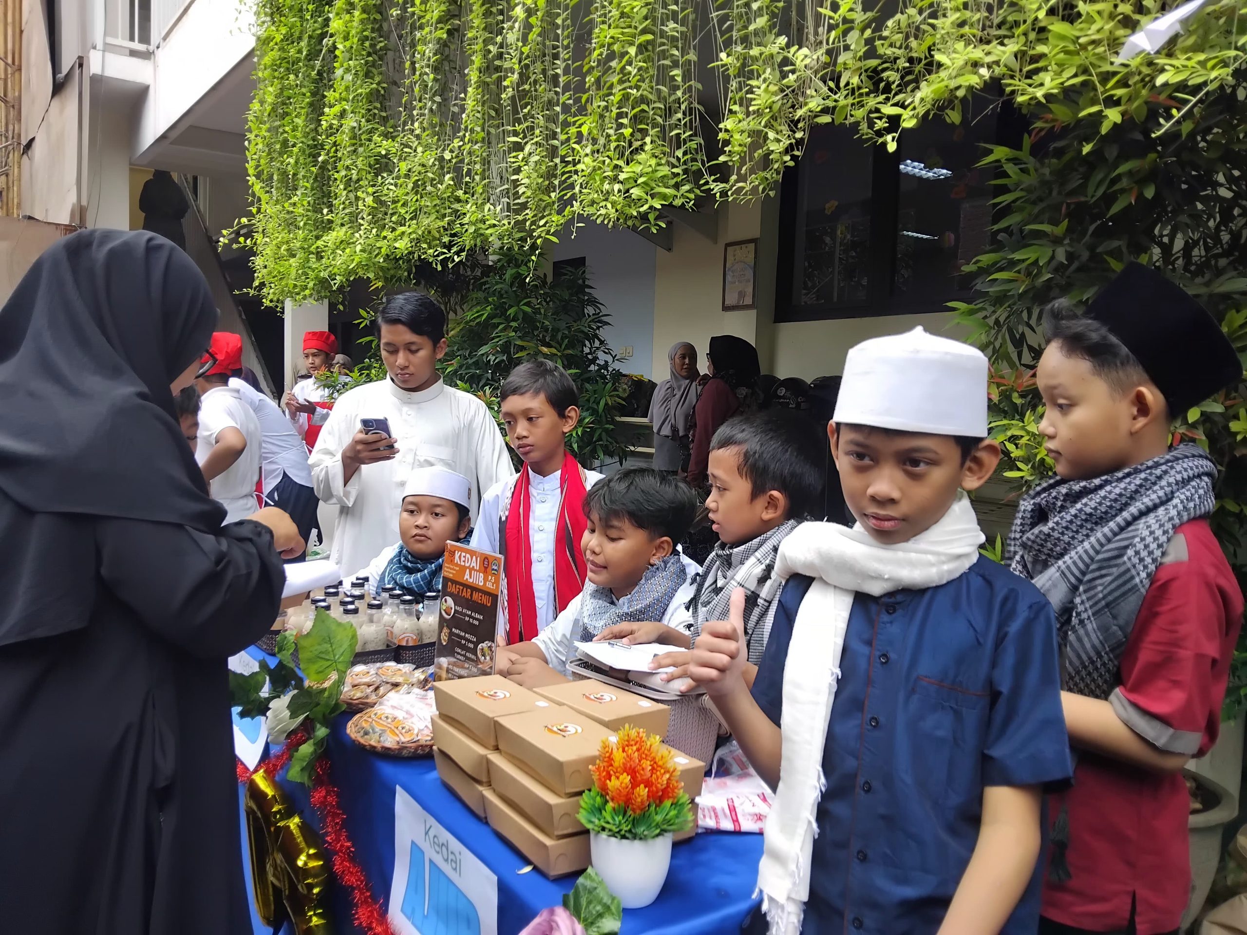 Latih Kemandirian Wirausaha Sejak Dini, SD Muhammadiyah 29 Surabaya Gelar Business Day