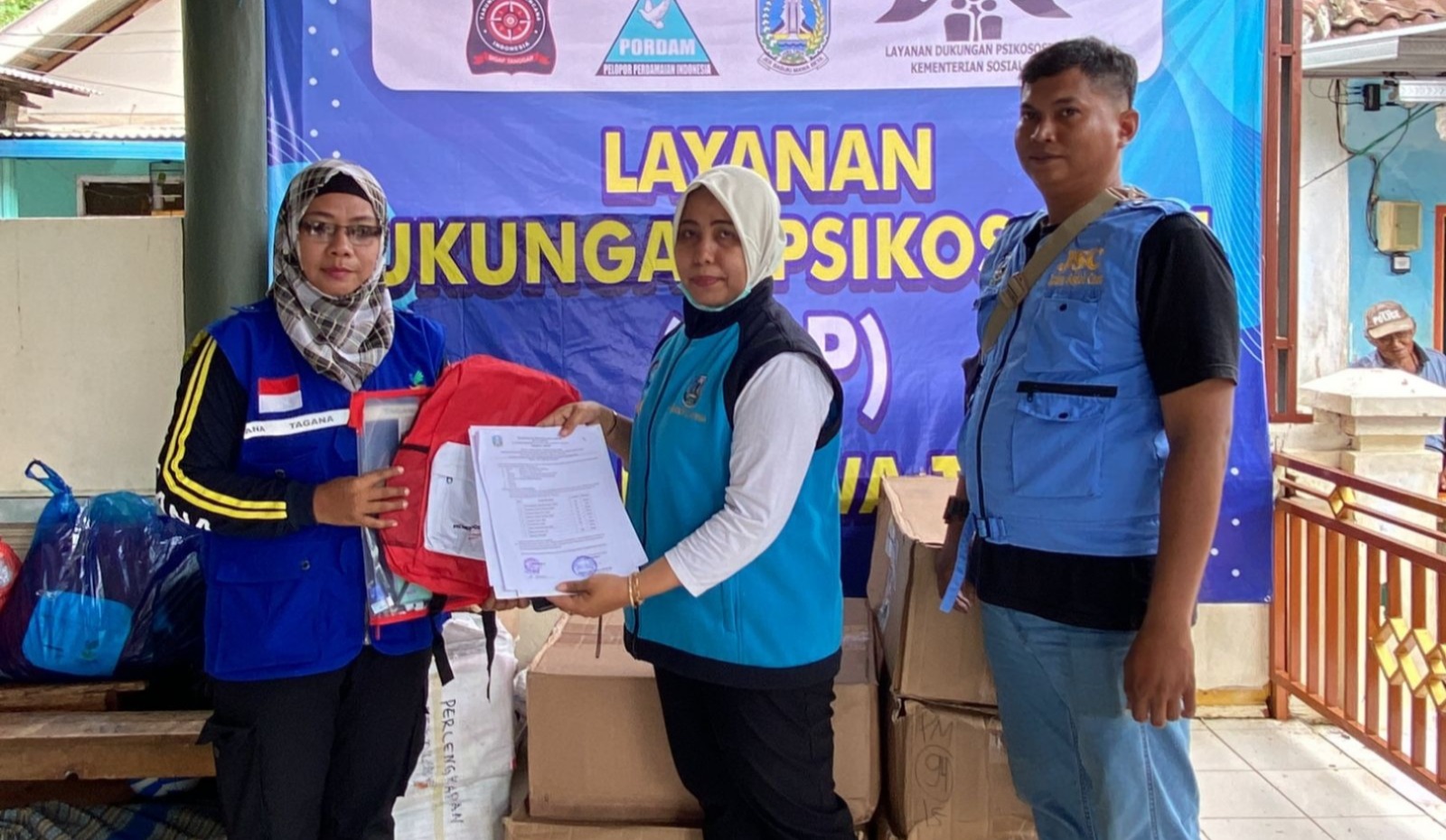 Respon Bencana Banjir di Kabupaten Malang : Dinsos Jatim Serahkan Bantuan, Gelar LDP dan Dapur Umum