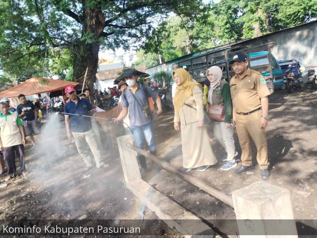 Cegah Penularan PMK, Pemkab Pasuruan Intens Lakukan Disinfeksi Pasar Hewan