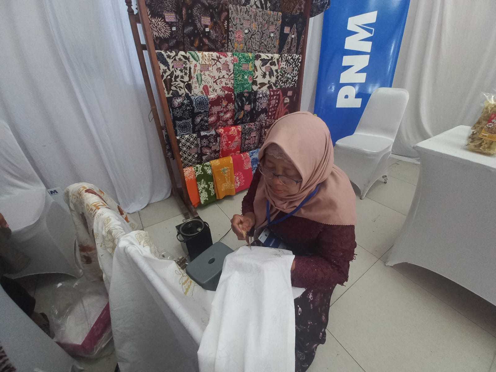 Dari Inkubasi Menjadi Profesi, Pembatik Kota Mojokerto Bangun Usaha dengan Pelatihan dan Suntikan Modal PNM