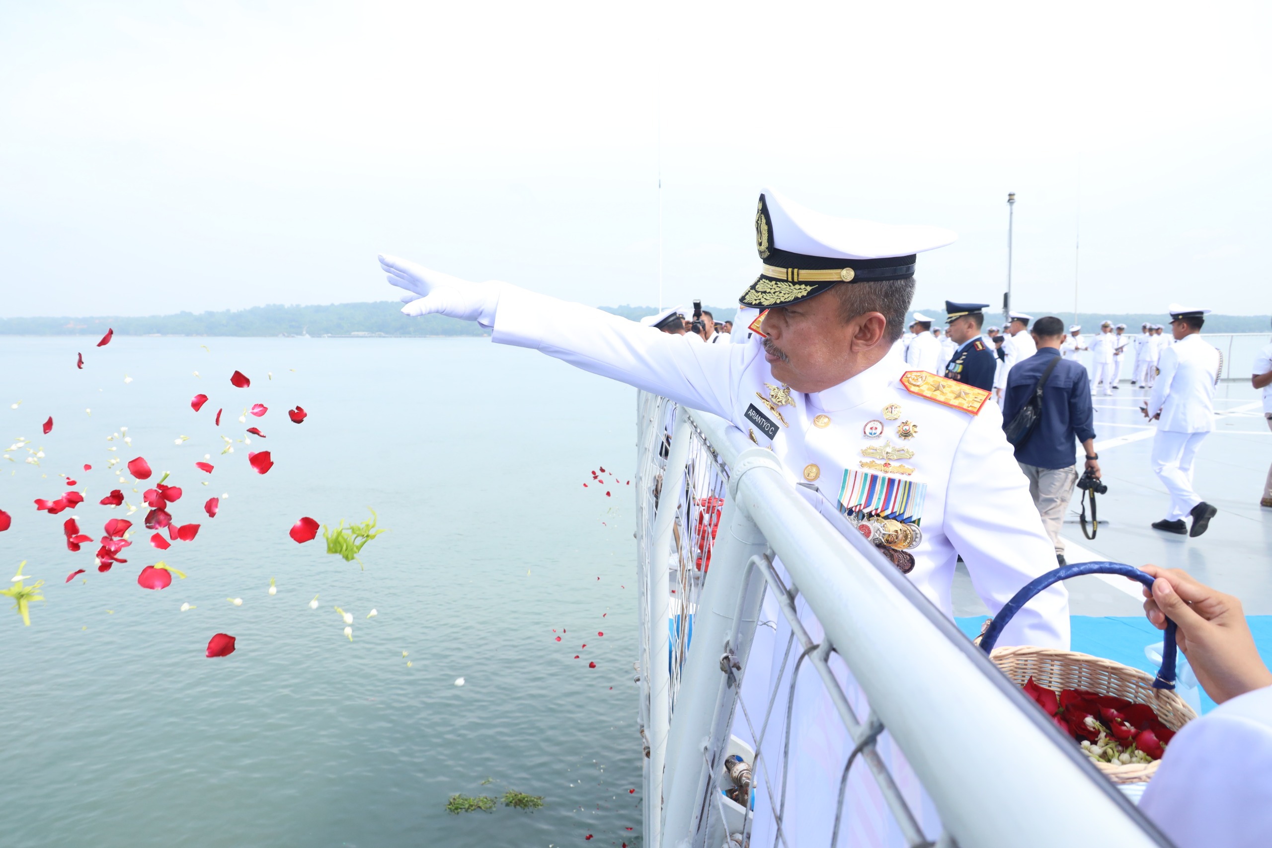 Pangkoarmada II Hadiri Tabur Bunga Di KRI Surabaya-591