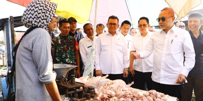 Pj Gubernur Jatim Dampingi Menko Bidang Pangan dan Mendag Tinjau Pasar Wisata Juanda Sidoarjo