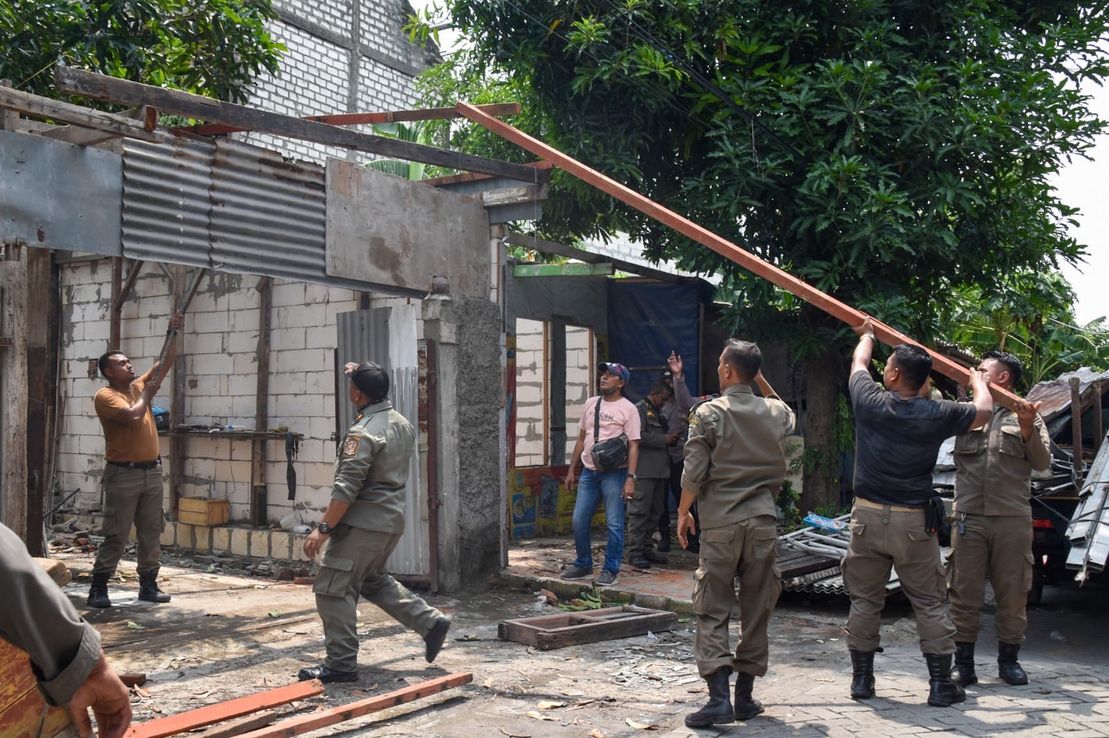 Amankan Aset, Satpol PP Kota Surabaya Tertibkan Puluhan Bangunan Liar