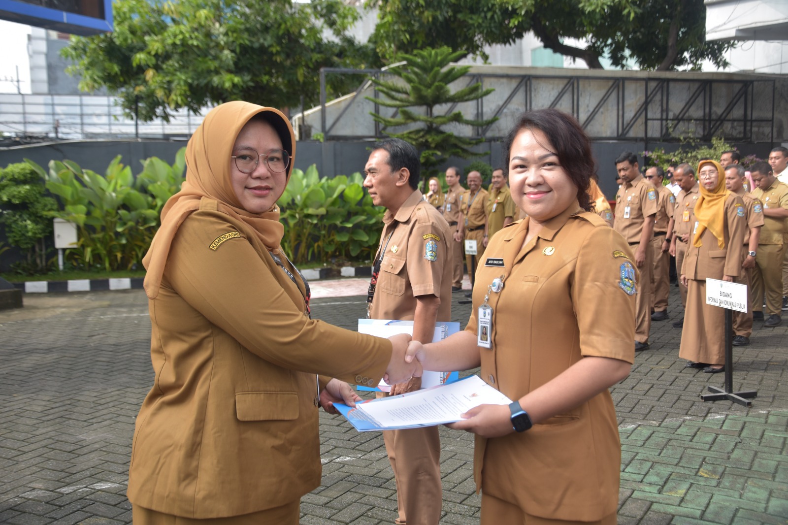 Kadis Kominfo Jatim Serahkan SK Ketua Tim