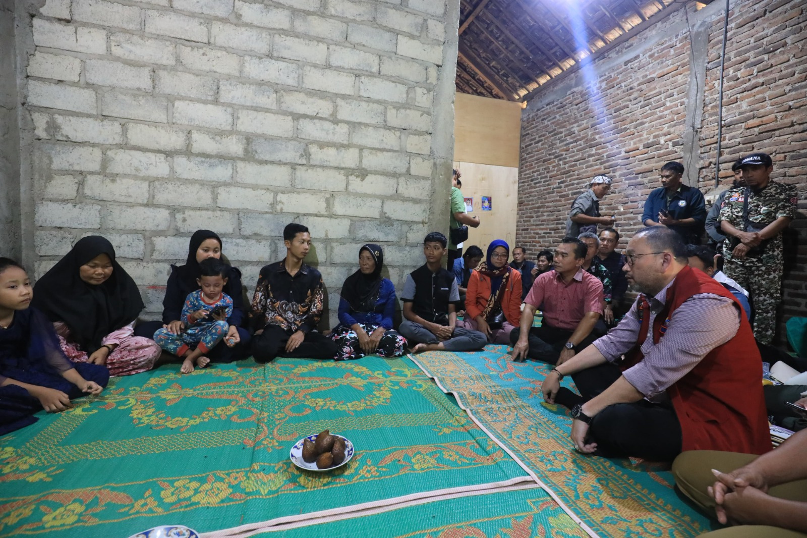Sekjen Kemensos RI Kunjungi Korban Tanah Longsor Denpasar Asal Magetan