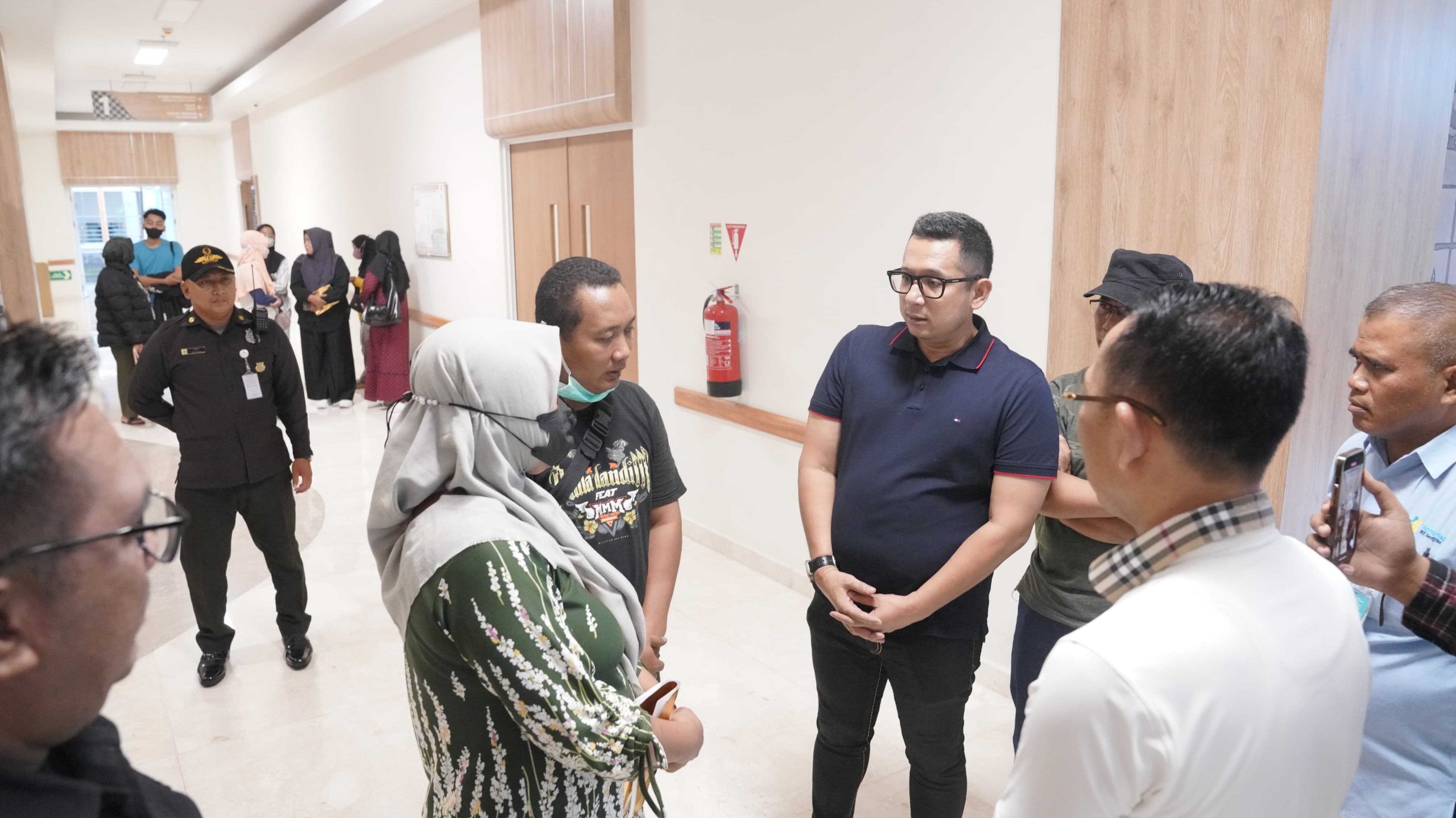 Jenguk Korban Laka Laut Pantai Drini, Pj. Wali Kota Mojokerto Beri Dukungan Moril untuk Keluarga
