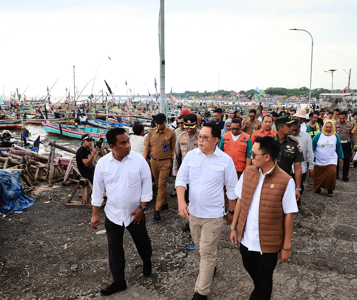 Pj. Gubernur Jatim Instruksikan Perbaikan Bangunan dan Salurkan Bantuan pada Korban Angin Puting Beliung di Pesisir Pasuruan